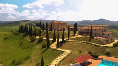 Hermosa-Toma-De-Drones-De-Una-Villa-Italiana-En-Una-Colina-En-Toscana-Italia,-4k