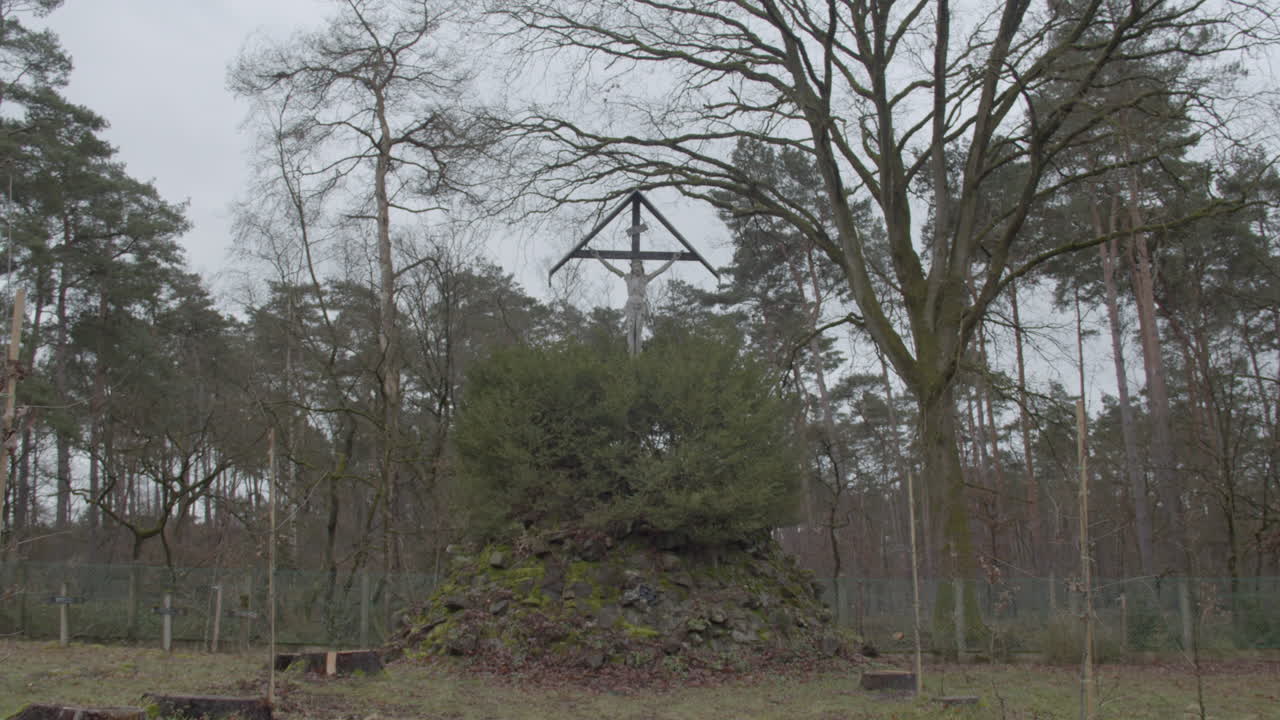 묘지에서 예수 그리스도의 동상의 넓은 낮은 각도 정적