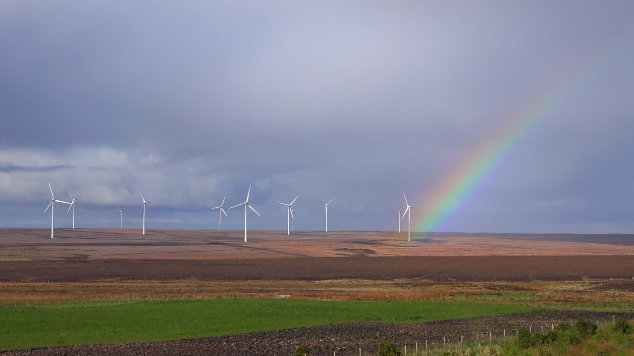 un hermoso arco iris se forma cerca de los molinos de viento de generación de viento en el norte de escocia 1