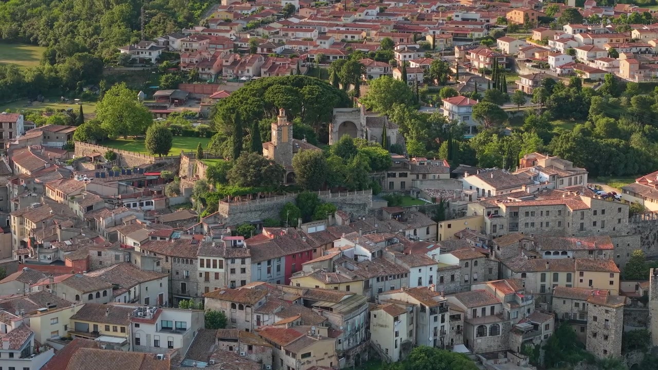 Vista aerea della città storica di Besalú in Catalogna