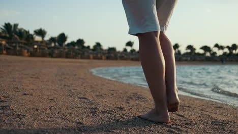 Frauenbeine-Gehen-Am-Meer-Entlang.-Barfüßiges-Mädchen,-Das-Am-Strand-Ruht.