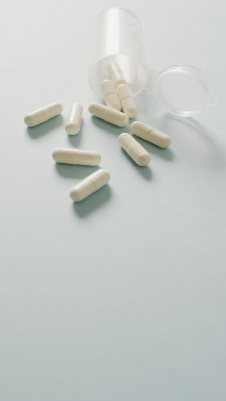 video vertical de pastillas en el fondo gris