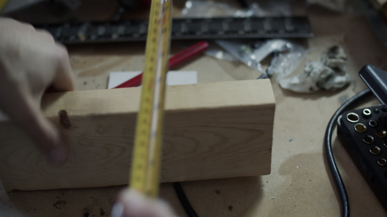 artesano en un taller en casa. 4k