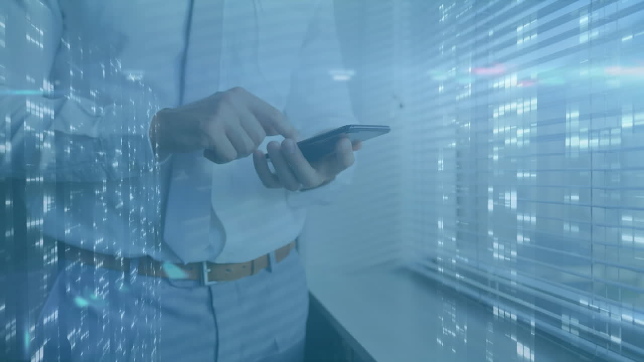 animación del alcance y el procesamiento de datos sobre el empresario caucásico que utiliza el teléfono inteligente.
