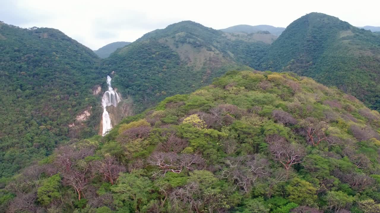 toma aérea de drones que revela la cascada velo de novia en el parque chiflon, chiapas