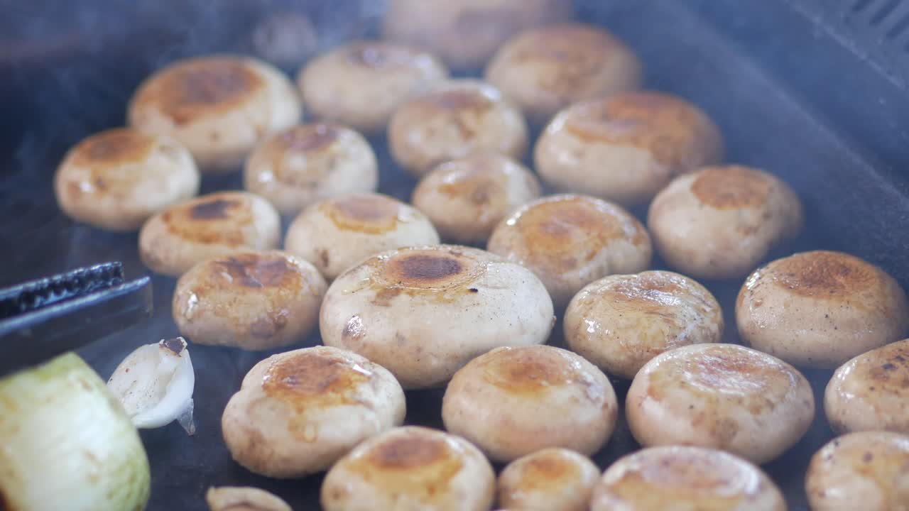 setas a la parrilla en una parrilla caliente