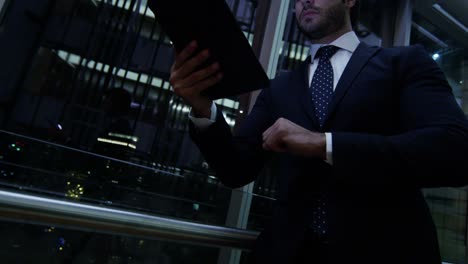 hombre ejecutivo de negocios de oriente medio tableta lobby del hotel