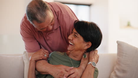 hogar, abrazo y divertido con pareja de ancianos