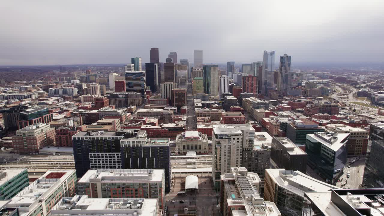 Veduta aerea del centro di Denver che mostra la Union Station e gli edifici circostanti del paesaggio urbano.