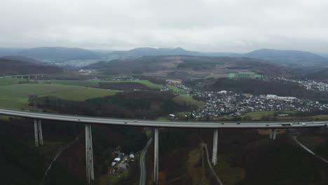 Un-Monumento-A-La-Ingeniería-Moderna:-El-Puente-De-Autopista-Más-Alto-Del-Norte-De-Rhine-westphalia,-El-Talbrücke-Nuttlar-En-Alemania