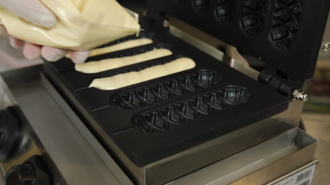 와플 아이언 에서 긴 와플 을 만드는 것