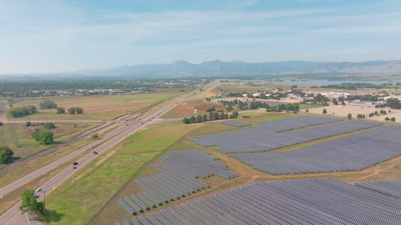 大規模な太陽光発電所を山から眺める 太陽光パネルの多くの列で化石燃料を置き換えるための緑の再生可能エネルギーを作り気候変動と戦うための清潔な移行に電力を供給します