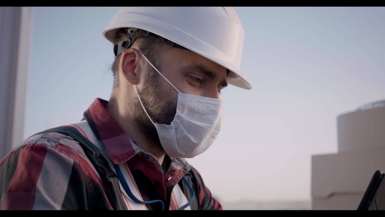 trabajador de la construcción inspeccionando un sitio