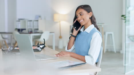 mujer hablando por teléfono en una oficina moderna
