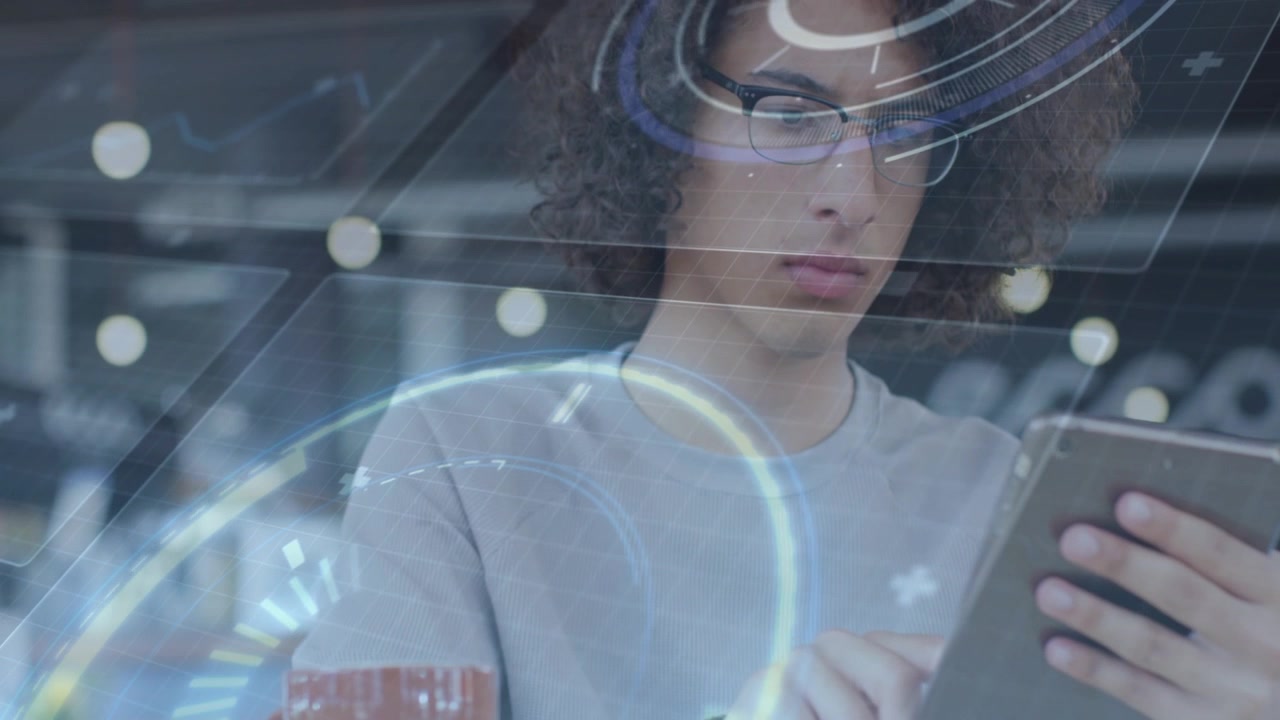 Analista uomo che tocca un tablet, avviando sovrapposizioni di dati che spiegano come un portafoglio più intelligente aumenti i rendimenti.