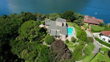 una increíble villa en el lago como, italia