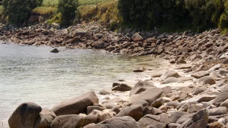 Weitwinkelwellen-Plätschern-An-Der-Felsigen-Küste-Von-St.-Agnes-Auf-Den-Scilly-Inseln