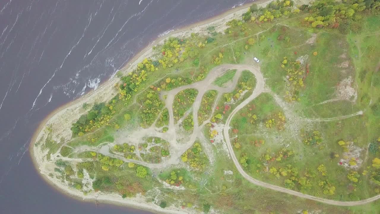 воздушный вид на поворот реки с осенней лиственницей