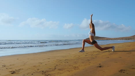 mujer haciendo estiramientos de piernas. chica de fitness estirando las piernas en el entrenamiento de playa. cámara de cámara lenta