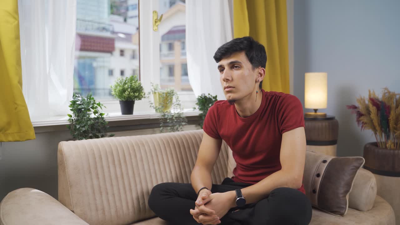 고민하는 남자가 밖을 지켜보고 있습니다.