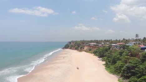 Antena-En-Movimiento-Hacia-Adelante-Sobre-Una-Playa-Desierta-Con-Hermosos-Acantilados-Durante-La-Tarde-Debido-A-Restricciones-De-Viaje-Para-La-Contención-De-Covid-19