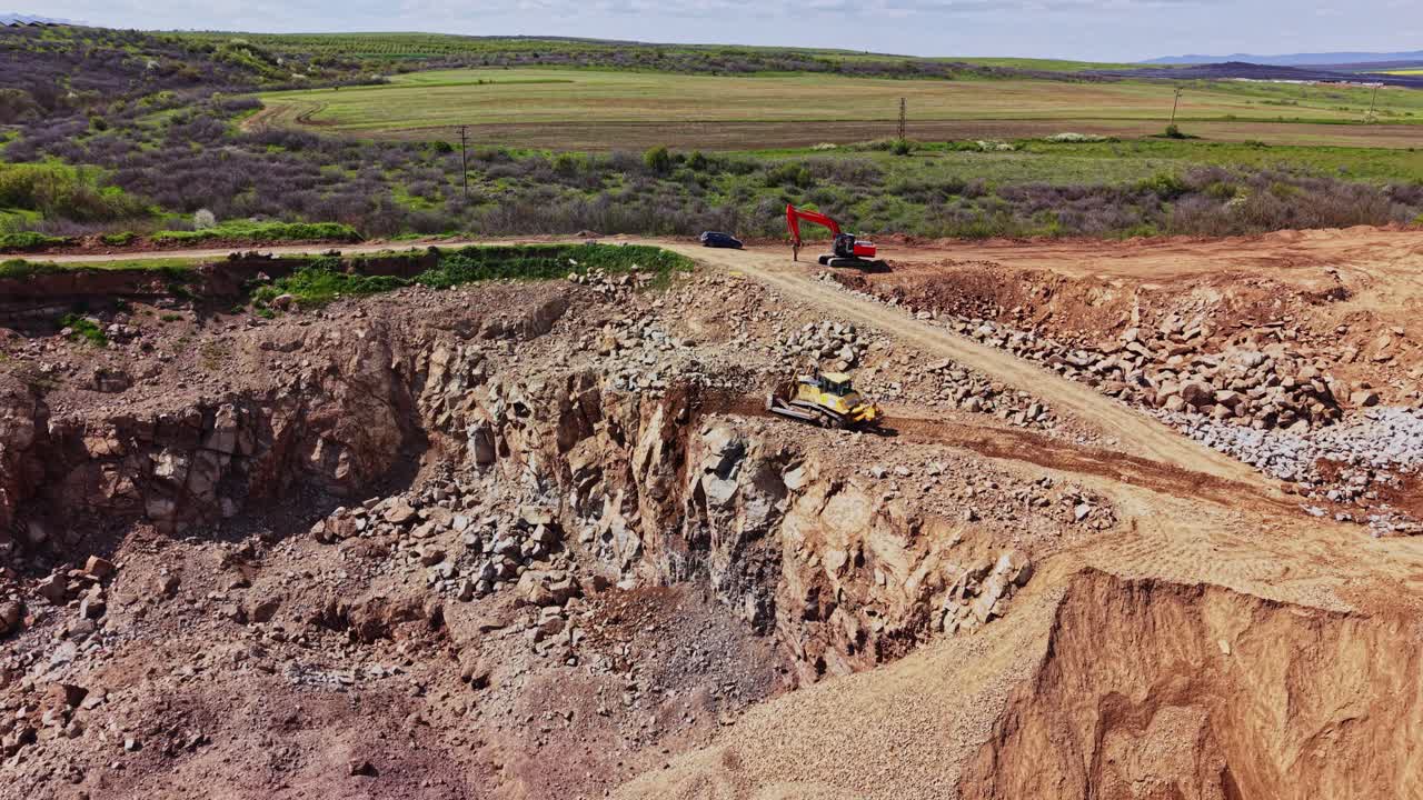 Obras de construcción en curso en un sitio de excavación.