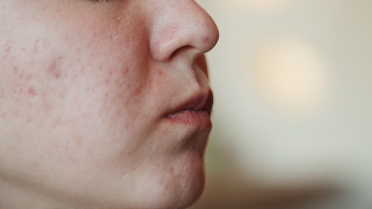 Mujer prueba comida. Mujer con arete de aro evalúa una comida en un ambiente acogedor de cafetería. Perfil de mujer con textura de acné y arete de aro disfrutando de un momento de degustación casual en un entorno cálido de cafetería.