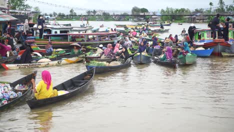 floating market in indonesia, lok baintan floating market