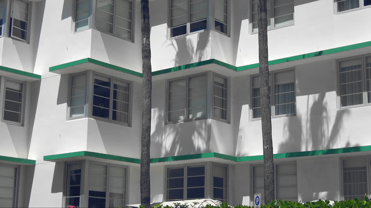 나무와 함께 아파트 또는 콘도 외관 4k