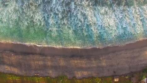 Aufstieg-über-Tropischen-Strand-In-Indonesien-In