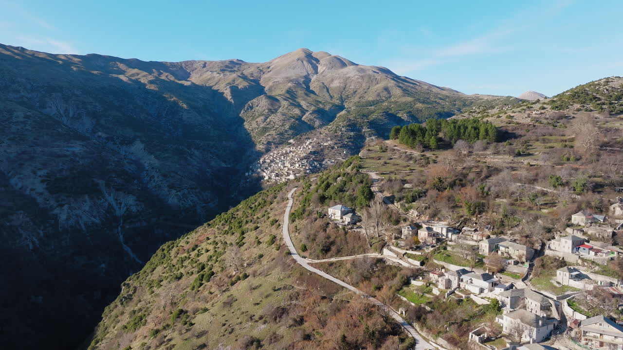 Vista aerea dei tradizionali villaggi in pietra di Kalarites e Syrrako, sui monti Tzoumerka, Epiro, Grecia