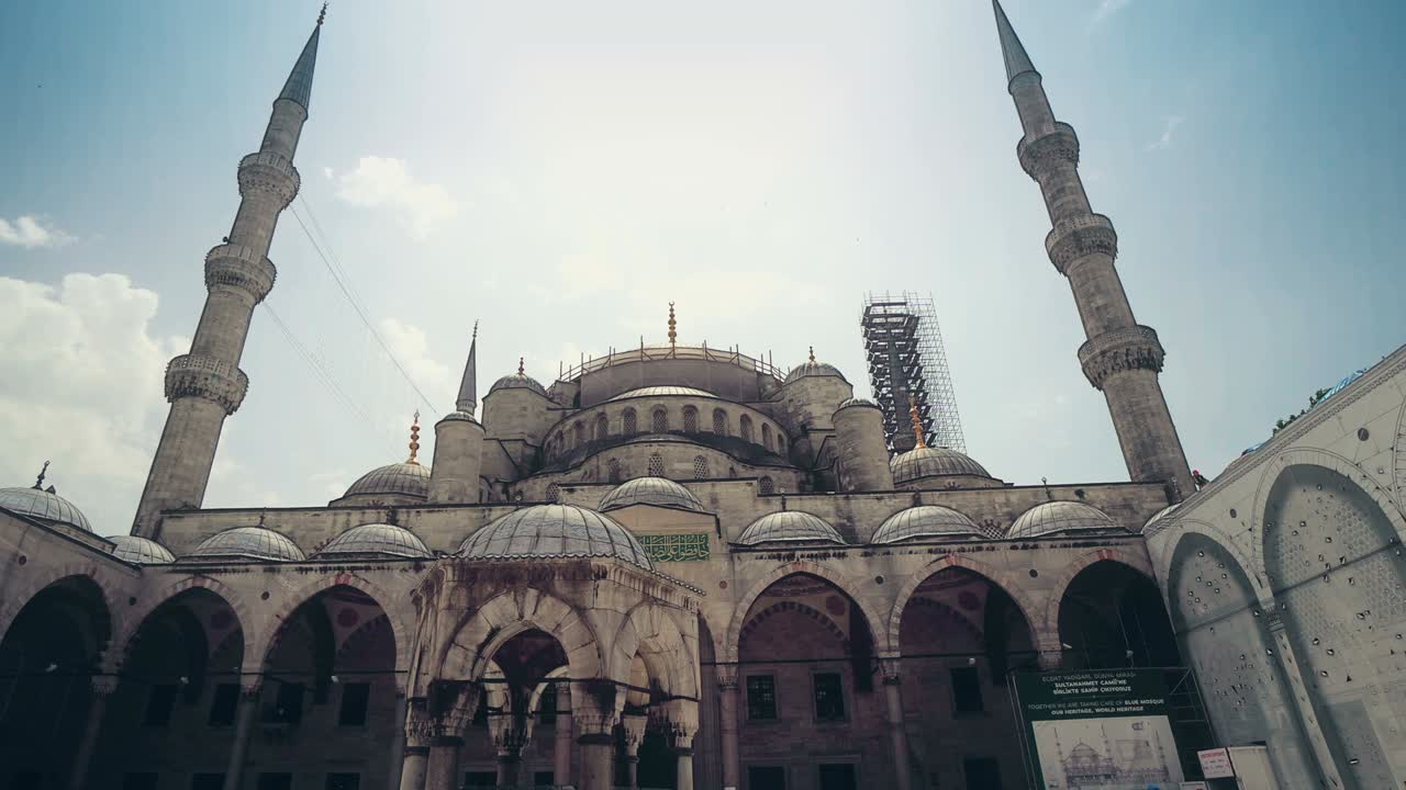 dwell y minarete de la mezquita del sultán ahmed o la mezquita azul vista desde el patio de la mesquita en estambul, turquía