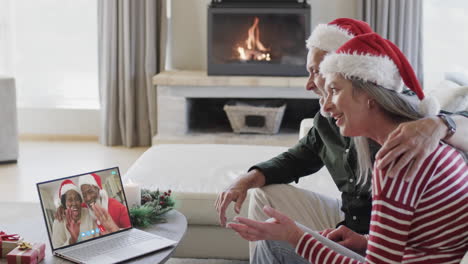 Felices-Y-Diversas-Parejas-Mayores-Teniendo-Videollamadas-Navideñas-Con-Portátiles,-Cámara-Lenta