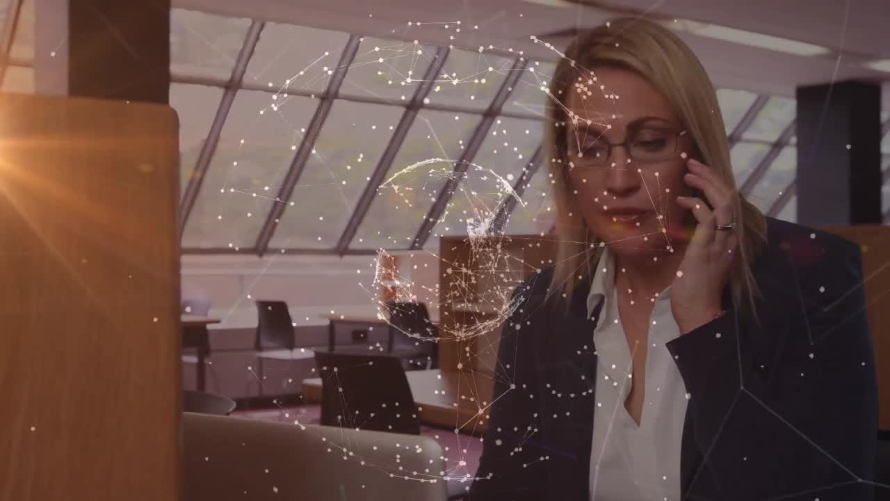 анимация обработки данных над кавказской студенткой