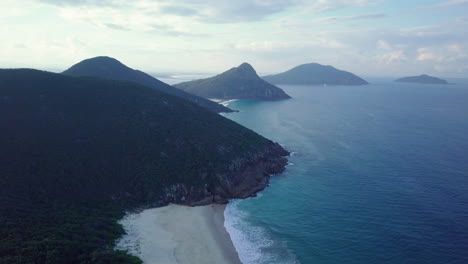 Atemberaubendes-Küstengebiet-Mit-Leuchtend-Blauem-Wasser-Der-Tasmanischen-See,-Shoal-Bay