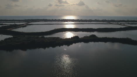 Silhouette-Von-Fischteichen-Im-Fischereipark-Maayan-Tzvi-In-Der-Nähe-Von-Maagan-Michael,-Israel.-Der-Park-Ist-Ein-Naturgebiet-Für-Familienvergnügen-Und-Eine-Fischfarm-Mit-Nachhaltiger-Landwirtschaft-An-Einer-Mittelmeerküste