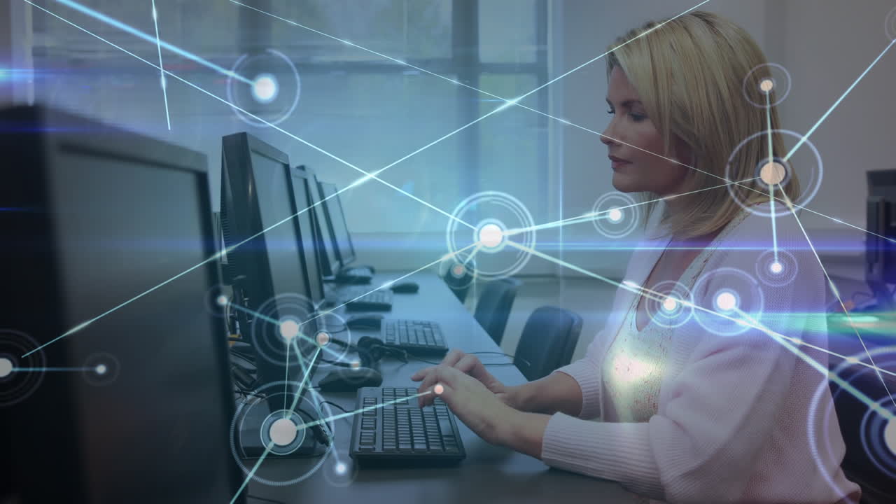 animación de una red de conexiones a través de una maestra caucásica utilizando una computadora