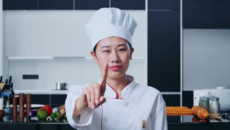 요리사 여자가 가리키고 있습니다.