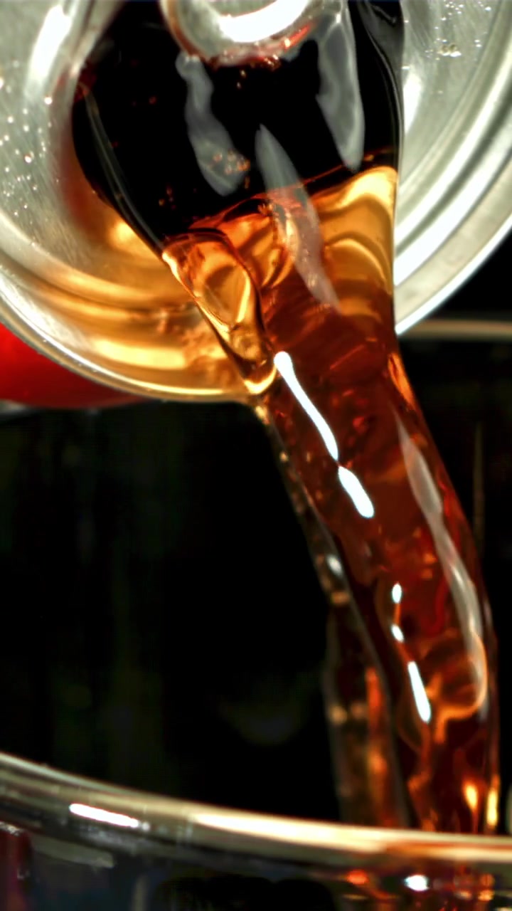 Bibita rinfrescante alla cola che si versa da una lattina di alluminio