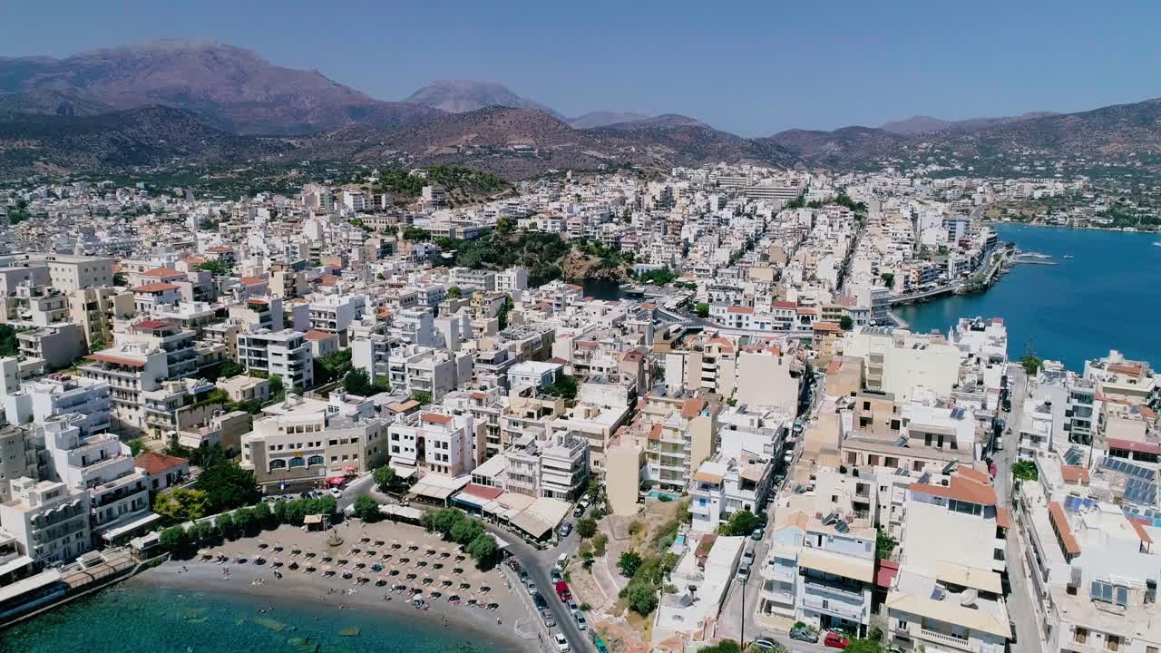 정박지, 해변 대로, 해변, agios nikolaos crete 그리스의 여름에 드론 촬영