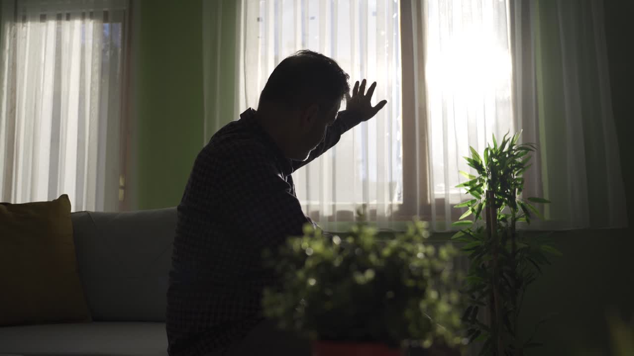 집에서 혼자 앉아서 혼자 인생에 대해 생각하는 걱정스러운  ⁇ 은이.