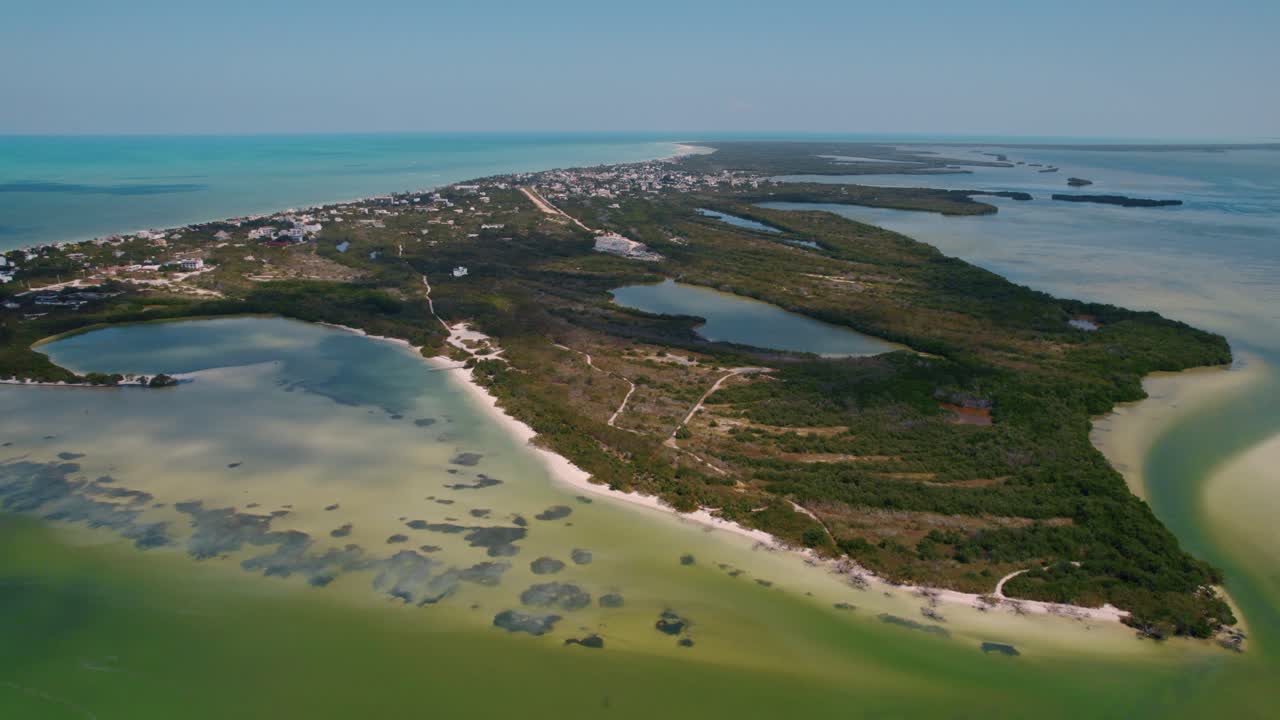 imágenes de drones de 4k de un vuelo orbital alrededor de una pequeña ciudad