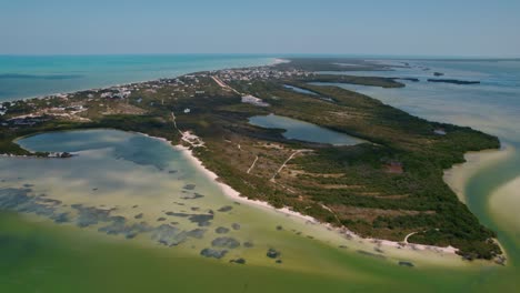 imágenes de drones de 4k de un vuelo orbital alrededor de una pequeña ciudad