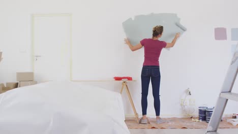 Retrato-De-Una-Mujer-Caucásica-En-Cuarentena-Durante-La-Pandemia-Del-Coronavirus,-Haciendo-Trabajo-Interior