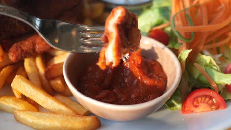 delicioso pollo con papas fritas y ensalada