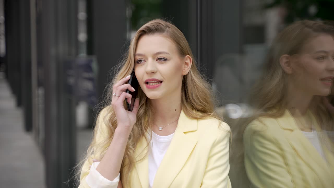 밖에서 전화로 얘기하는 여자