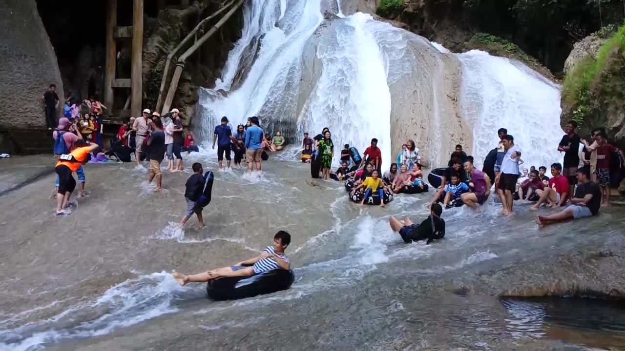 Tourism traffic in front of the Bantimurung waterfall