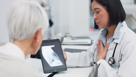 tabletas, radiografías y consulta con el paciente