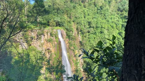 sumérgete en la impresionante belleza de las maravillas naturales de sudáfrica con este impresionante material de archivo de una toma reveladora de una cascada