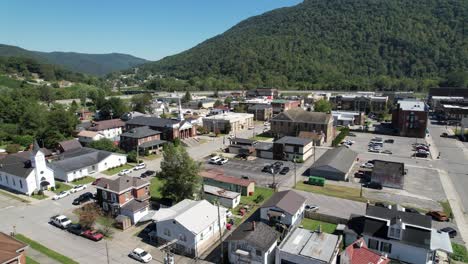 empuje aéreo hacia pineville kentucky con la iglesia en primer plano, pequeña ciudad de américa, ciudad natal, pequeña ciudad de estados unidos, centro américa en los suburbios